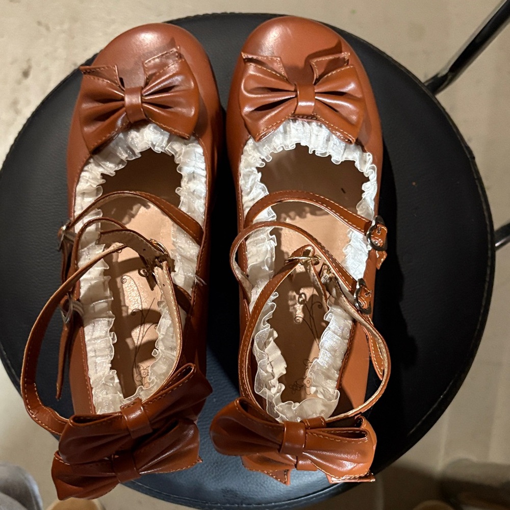 Chic Brown Bow Heels
Never worn